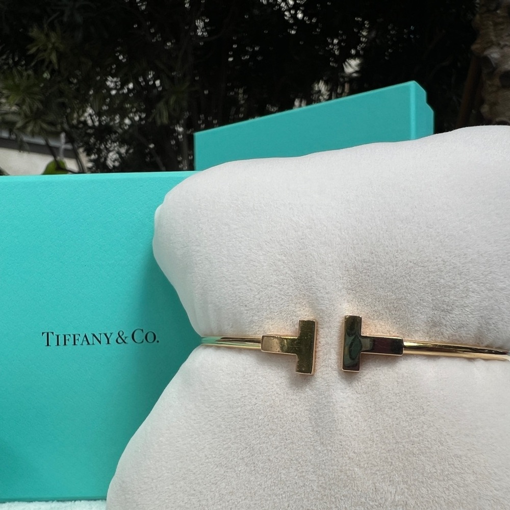 TIFFANY T WIRE BRACELET 18K Rose Gold, Size Medium. - Picture 8 of 17